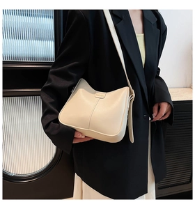 Sac hobo chic en similicuir beige avec bandoulière réglable et coutures verticales