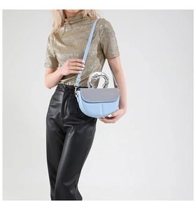 Detail der hellblauen Satteltasche mit silbernem Glitzer und Metallgriff
