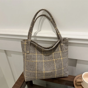 Große Shopper-Tasche mit Hahnentritt-Muster und langen Griffen im minimalistischen Design