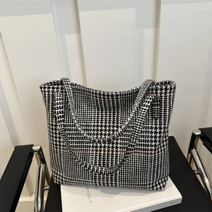Klassische schwarz-weiße Shopper-Tasche mit Hahnentrittmuster und gewebtem Stoff