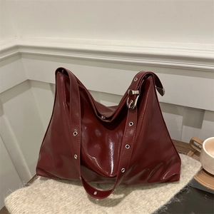 Sac fourre-tout chic en cuir brillant bordeaux avec bandoulière à œillets métalliques