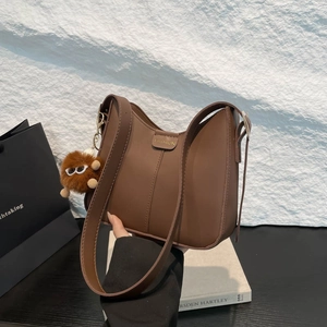 Sac seau marron en cuir synthétique avec logo mode et pendentif en peluche chic