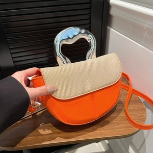 Orange Satteltasche mit beigem Patchwork und markantem silbernem Metallgriff für Damen