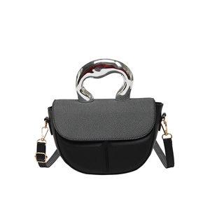 Minimalistische Satteltasche aus Leder und Stoff mit einzigartigem silbernem Metallgriff