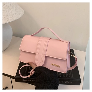 Détails du sac à main en cuir rose avec logo doré JINGPIN et finitions métalliques