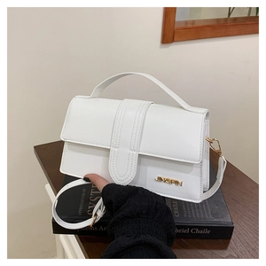 Détail du sac carré blanc en cuir avec logo JINGPIN doré et fine bandoulière