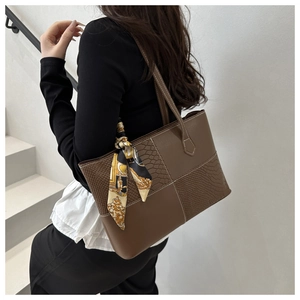 Sac cabas marron à motif serpent avec foulard en soie porté à l'épaule pour femme
