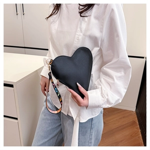 Detail der schwarzen Herz-Handtasche aus genarbtem Leder mit bunter LOVE-Handschlaufe