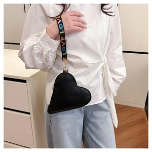 Détail du sac en cuir noir en forme de cœur avec bandoulière brodée LOVE colorée