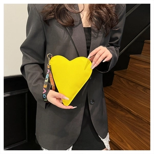 Pochette cœur en cuir jaune vif avec une dragonne tissée ornée du texte LOVE