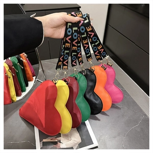 Vue détaillée de pochettes en forme de cœur avec poignées LOVE tissées en plusieurs couleurs