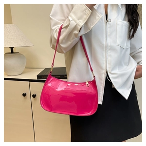 Detail van fuchsia lakleren hobo-tas met glanzende afwerking en gouden metalen delen