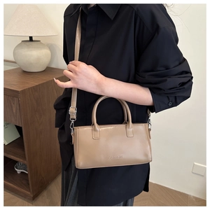 Sac à main rectangulaire beige en cuir avec texte FASHION et bandoulière réglable