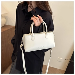 Détail du petit sac blanc en cuir avec gaufrage FASHION et finitions métalliques argentées