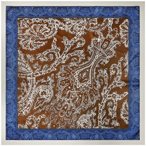 Vierkante satijnen sjaal in karamelbruin met paisley print en blauwe rand