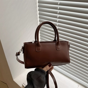 Petit sac à main carré marron foncé minimaliste avec bandoulière et lettrage FASHION