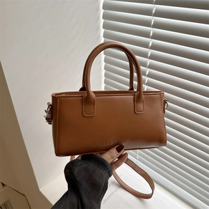 Sac à main rectangulaire caramel minimaliste avec lettrage FASHION et poignée ronde