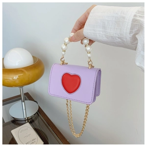 Détail du mini sac lavande avec cœur rouge et anse en perles pour petites filles