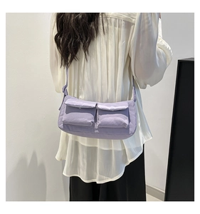 Dettaglio borsa a tracolla in nylon lilla con due tasche a patta e tracolla con nodo