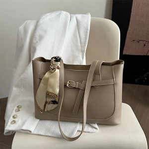 Sac fourre-tout kaki en similicuir avec foulard en soie et boucle sur chaise
