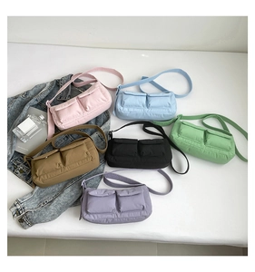 Flachbild von minimalistischen Nylon-Umhängetaschen in verschiedenen Pastellfarben für 2025