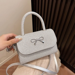 Sac bandoulière pailleté argenté avec nœud métallique et poignée supérieure élégant