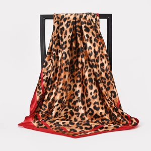 Foulard quadrato in raso con stampa leopardata e bordi rossi dalla trama setosa