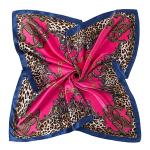 90cm leopard chain print satin scarf in fuchsia with golden chain motifs for women