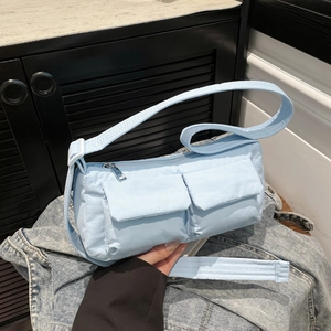 Borsa a spalla in nylon imbottito celeste con doppie tasche frontali e tracolla