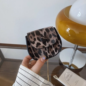 Mini sac à bandoulière léopard avec chaîne dorée et fermeture à bouton