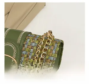 Détail du sac à main en cuir vert avec texture tweed et bandoulière chaîne dorée