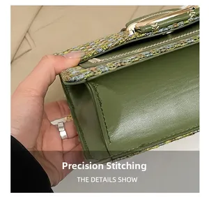 Détails de coutures précises et finitions dorées sur un sac en tweed vert chic