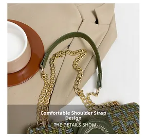 Détail du sac tressé vert avec bandoulière en chaîne dorée et coussinet en cuir