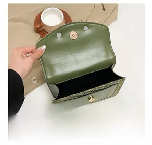 Détail du compartiment intérieur du sac à chaîne en tweed vert olive sur une veste