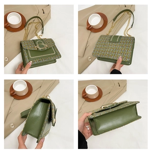 Détail du sac bandoulière en tweed vert avec chaîne dorée et boucle en métal vintage
