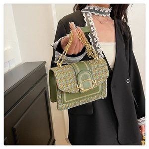 Détail du sac bandoulière en tweed vert avec chaîne dorée et boucle métallique