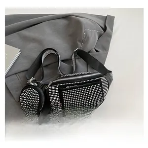 Détail du sac bandoulière à strass avec porte-monnaie rond et large bandoulière rayée