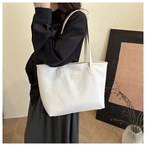 Dettaglio della borsa tote intrecciata in pelle PU bianca con logo e doppi spallacci