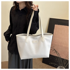 Dettaglio della borsa tote bianca intrecciata con logo FANYISSA BAGS e tracolle lunghe