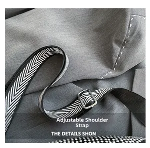 Bandoulière réglable à motif chevrons noir et blanc avec boucle en métal argenté brillant