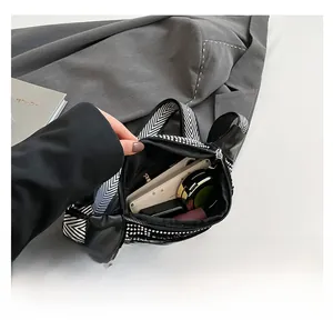 Détail de l'intérieur du sac banane en strass montrant le rangement du téléphone