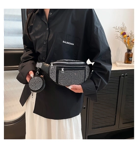 Détail du sac ceinture noir à strass avec mini pochette et bandoulière à motif