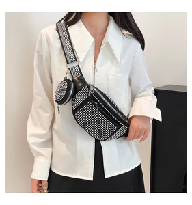 Détail du sac ceinture noir à strass avec large bandoulière à motifs et un petit porte-monnaie