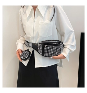 Détail du sac de poitrine à strass blancs et large bandoulière tissée à rayures bicolores