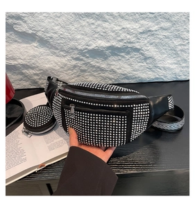Détails de ce sac de poitrine en daim noir avec strass et sangle jacquard