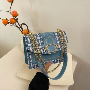 Sac à bandoulière en tweed bleu et cuir avec chaîne dorée et boucle ovale
