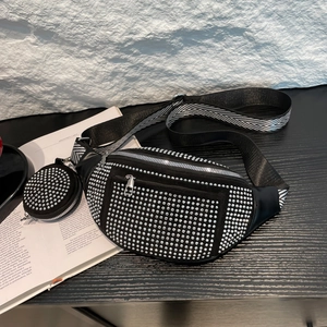 Sac bandoulière moderne noir avec strass argentés et bandoulière réglable