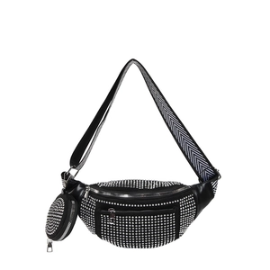 Sac bandoulière noir clouté avec sangle géométrique et porte-monnaie rond sur fond blanc