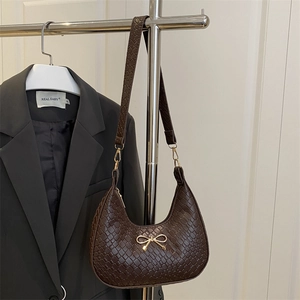 Sac hobo tressé marron avec nœud en métal doré et bandoulière amovible élégante