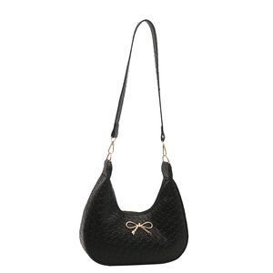 Sac hobo noir à texture tressée avec boucle nœud dorée et bandoulière réglable